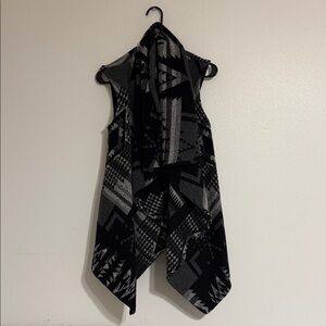 Geometric Patterned Black & White Shall